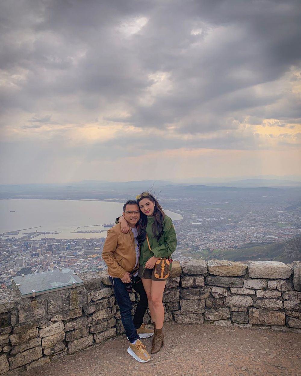 10 Momen Ashanty liburan di Afrika, sempat dipatok burung unta