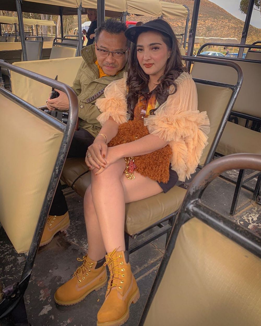 10 Momen Ashanty liburan di Afrika, sempat dipatok burung unta