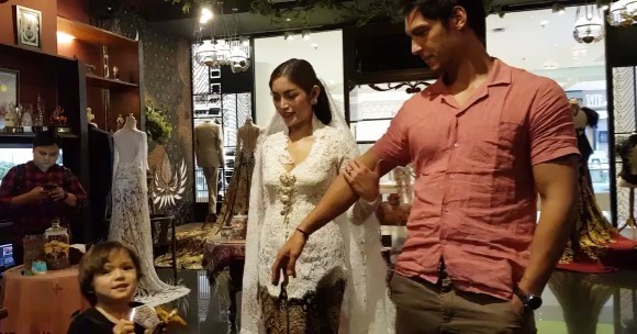 6 Potret Jessica Iskandar & Richard Kyle fitting baju pernikahan