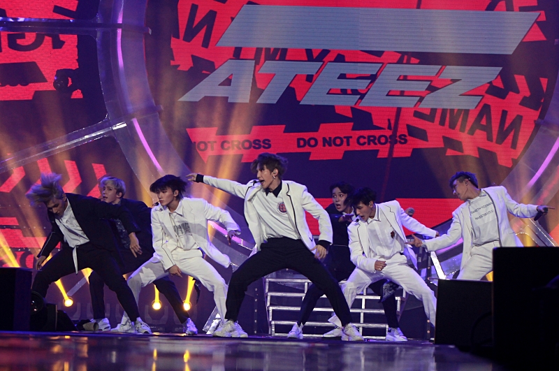 Aksi panggung konser ini wow banget, dari K-pop sampai nostalgia