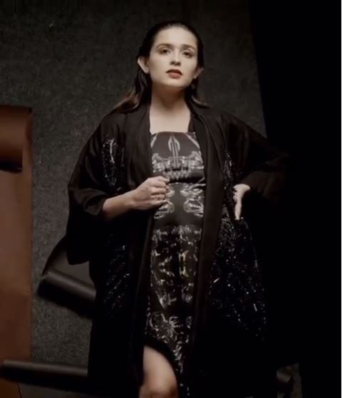 7 Potret maternity Yasmine Wildblood, bernuansa hitam putih