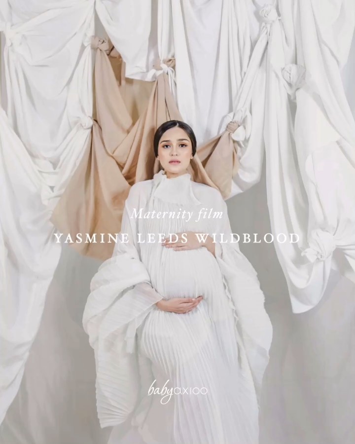 7 Potret maternity Yasmine Wildblood, bernuansa hitam putih