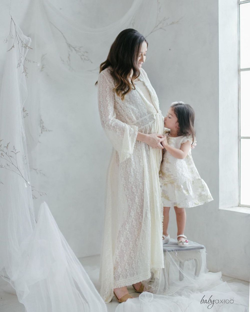 7 Potret maternity Yasmine Wildblood, bernuansa hitam putih