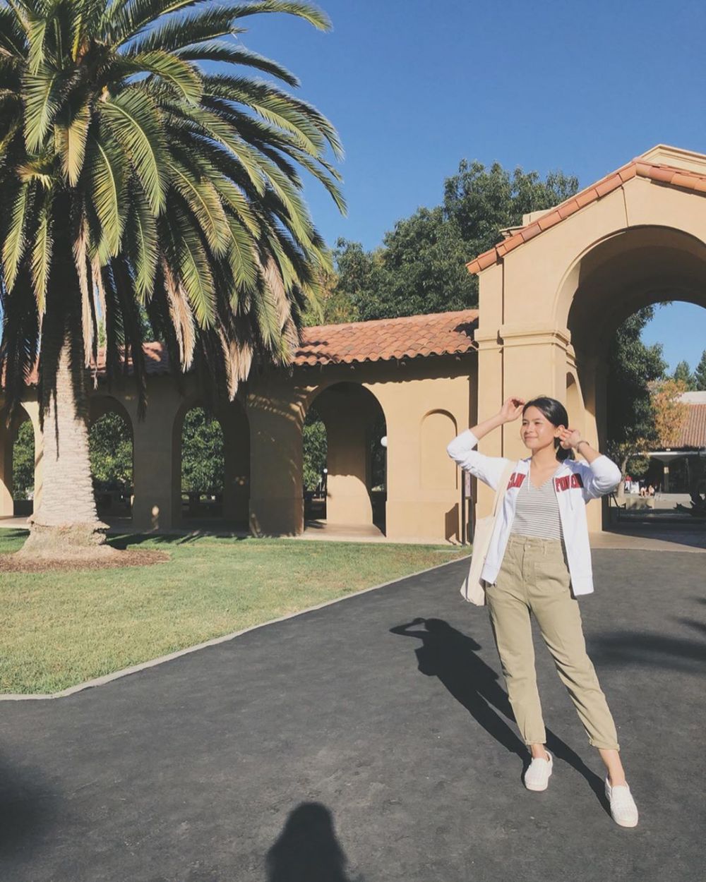 10 Padu padan outer Maudy Ayunda ini simpel tapi fashionable