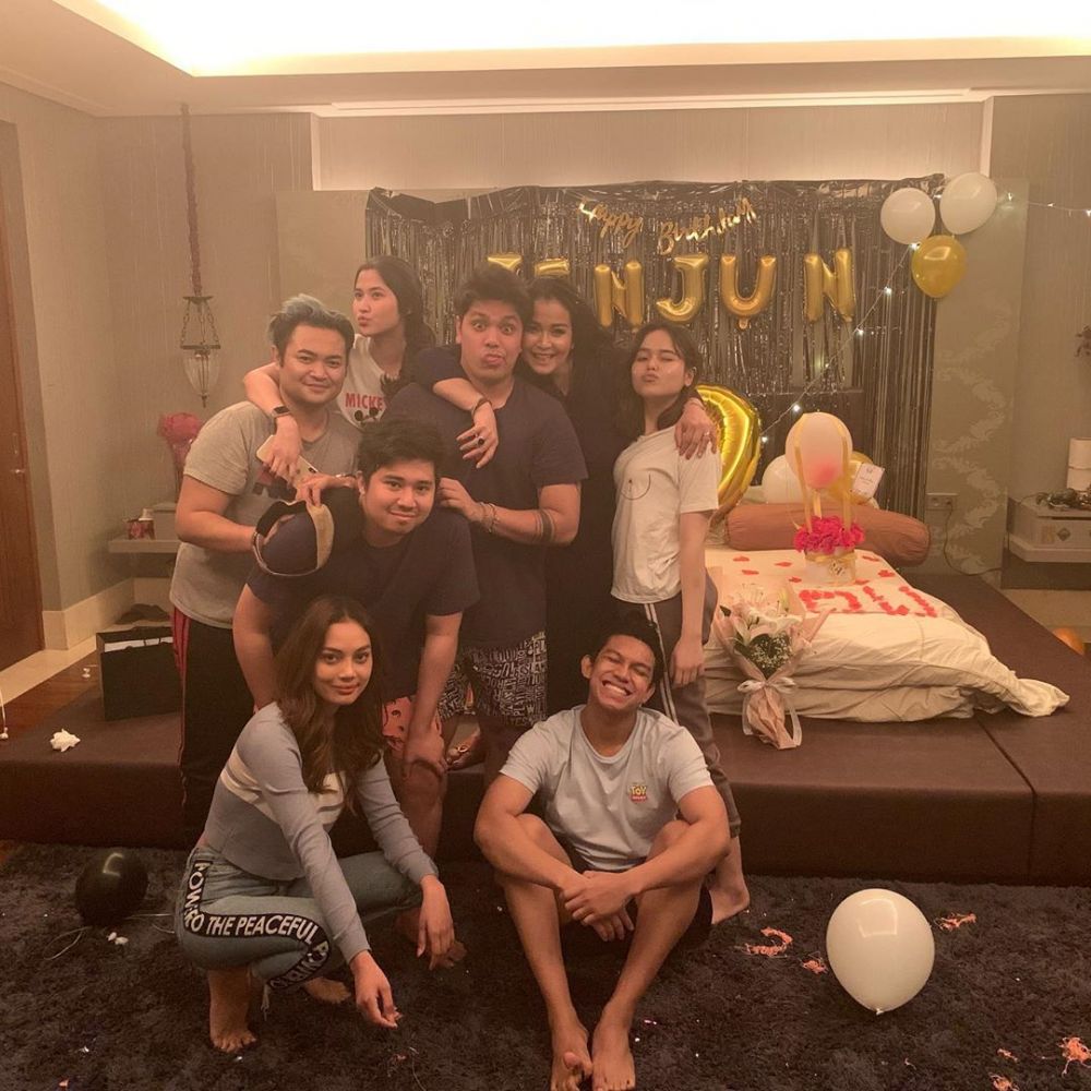 10 Momen perayaan ultah Jennifer Ipel, bentuk kuenya jadi sorotan