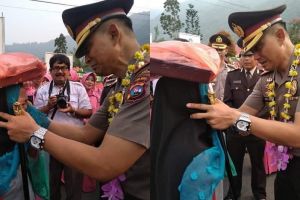 Viral kisah haru perpisahan Kapolres dan gadis penjual onde-onde