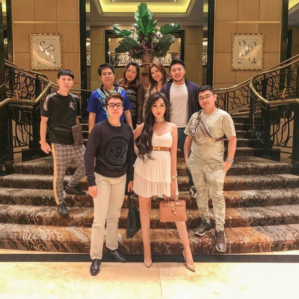 Hadiri dinner 'Bangsawan', penampilan Lucinta Luna jadi sorotan