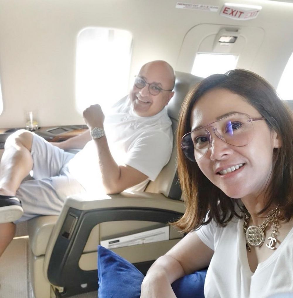 Momen mesra 5 pasangan seleb di jet pribadi, so sweet