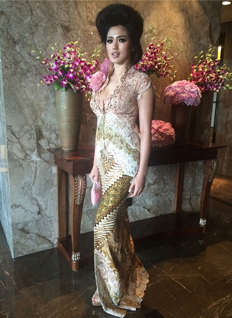 9 Pesona Jessica Iskandar kenakan kebaya, anggun menawan