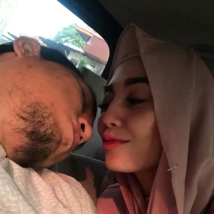 8 Potret Monica Imas berhijab, istri Rizal Armada yang mualaf