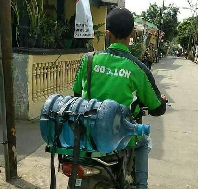 10 Momen orang pakai atribut ojek online ini menipu mata