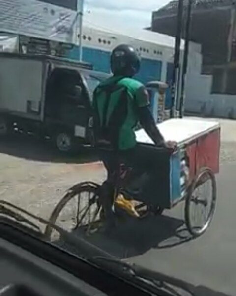 10 Momen orang pakai atribut ojek online ini menipu mata