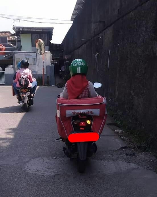 10 Momen orang pakai atribut ojek online ini menipu mata