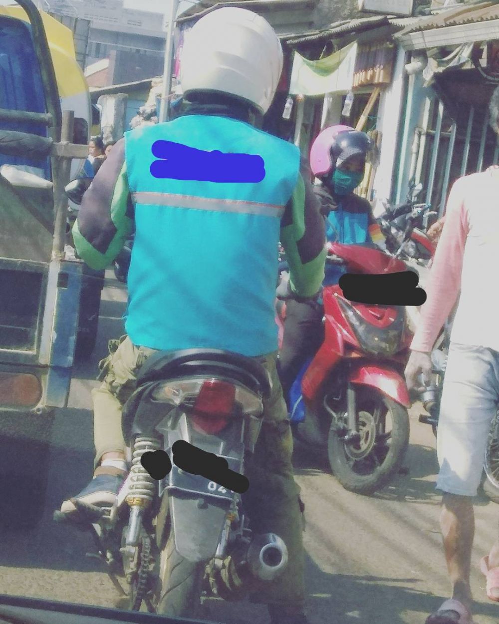 10 Momen orang pakai atribut ojek online ini menipu mata