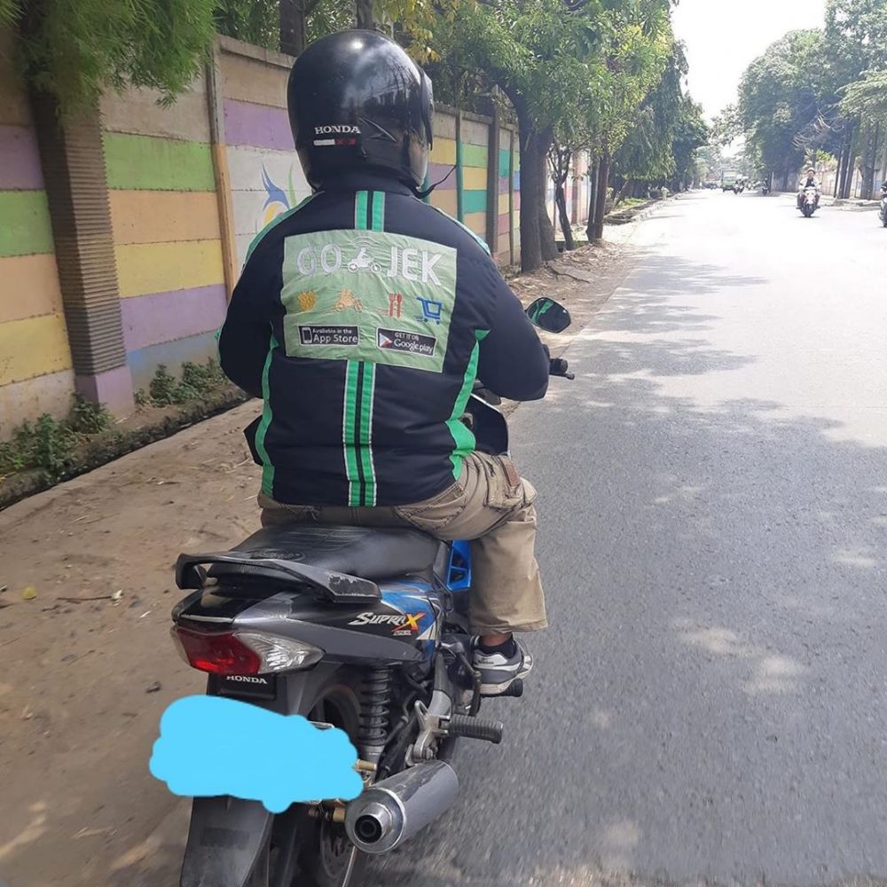 10 Momen orang pakai atribut ojek online ini menipu mata