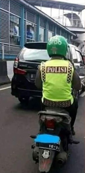10 Momen orang pakai atribut ojek online ini menipu mata