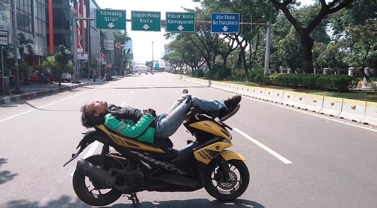 10 Tingkah lucu driver ojek online lagi sepi penumpang, santai abis