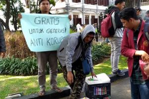 Kisah penjual es gratiskan dagangan saat demo tolak pelemahan KPK