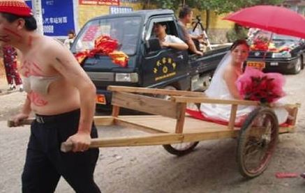 8 Potret penampilan pengantin tak biasa ini bikin melongo