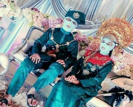 8 Potret penampilan pengantin tak biasa ini bikin melongo