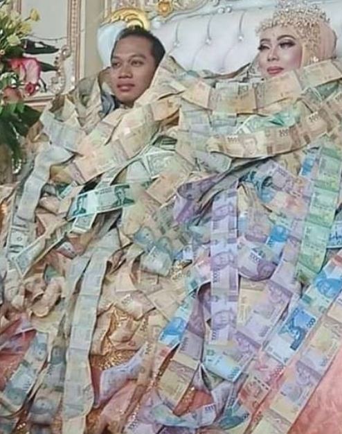 8 Potret penampilan pengantin tak biasa ini bikin melongo