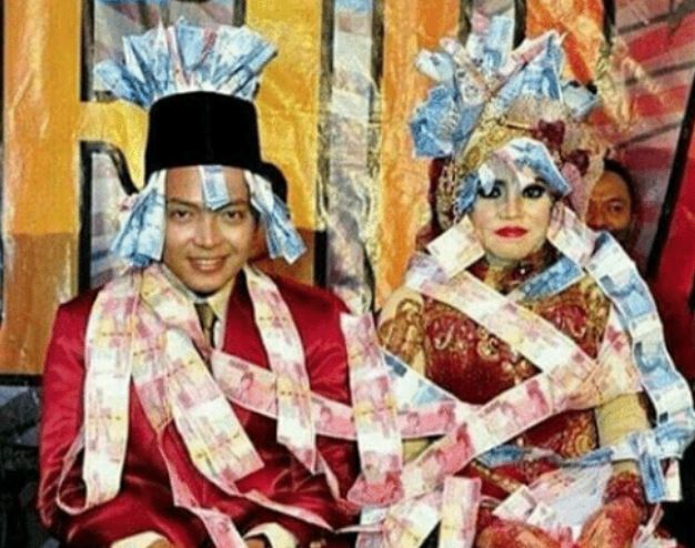 8 Potret penampilan pengantin tak biasa ini bikin melongo