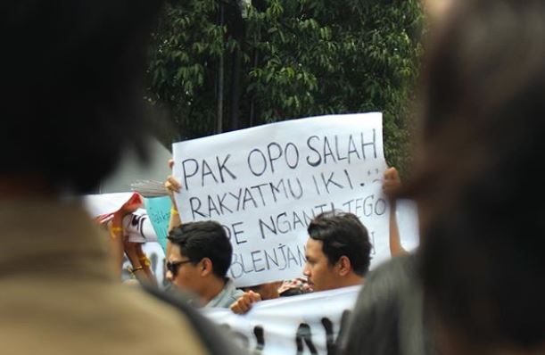 10 Tulisan pamflet dan spanduk demo #GejayanMemanggil ini kocak