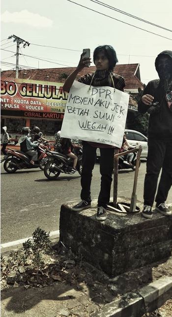 10 Tulisan pamflet dan spanduk demo #GejayanMemanggil ini kocak