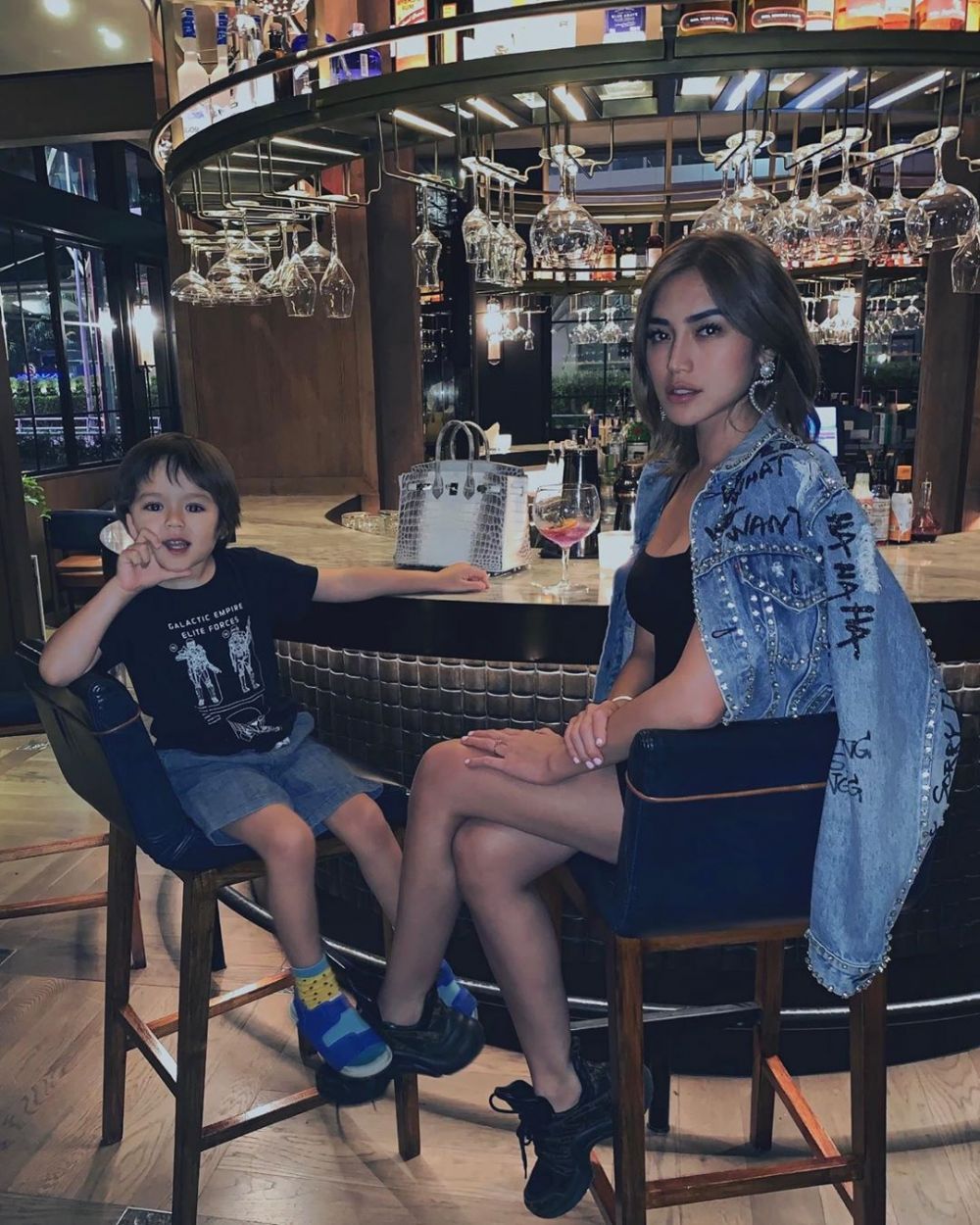 Gaya 8 seleb saat dinner ini curi perhatian, glamor & elegan