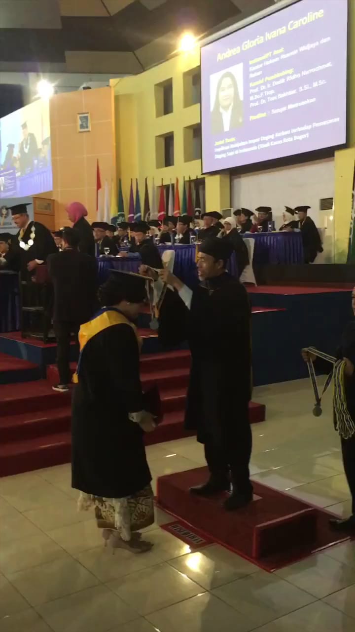 Lulus bareng, ini 8 potret wisuda Kahiyang Ayu dan Bobby Nasution