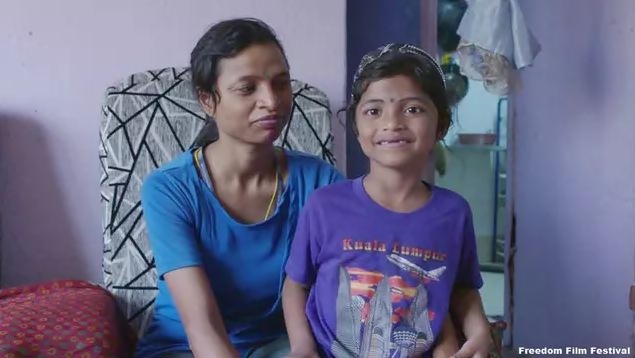 Kisah ibu rela makan beras mentah demi anak ini bikin haru