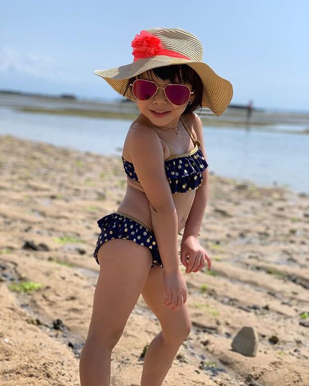 7 Potret liburan Gisel & Gempi di Bali, kompak pakai bikini