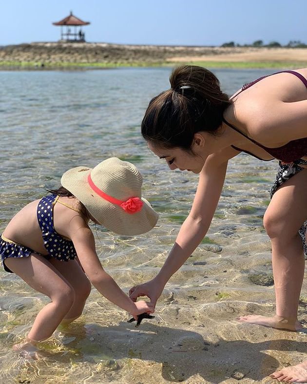 7 Potret liburan Gisel & Gempi di Bali, kompak pakai bikini