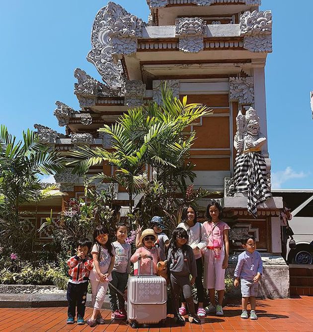 7 Potret liburan Gisel & Gempi di Bali, kompak pakai bikini