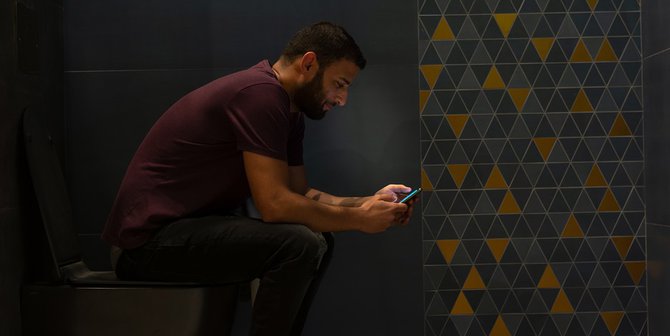 Main HP saat BAB bisa tingkatkan risiko ambeien, ini penjelasannya