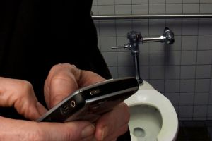 Main HP saat BAB bisa tingkatkan risiko ambeien, ini penjelasannya