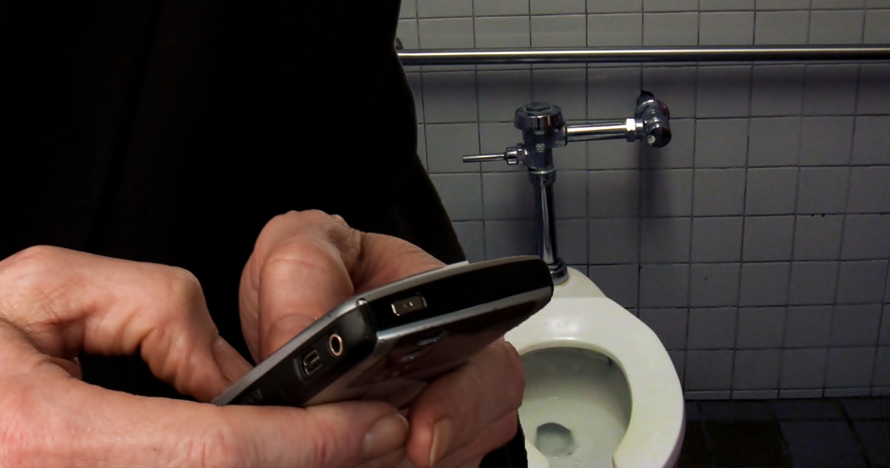 Main HP saat BAB bisa tingkatkan risiko ambeien, ini penjelasannya