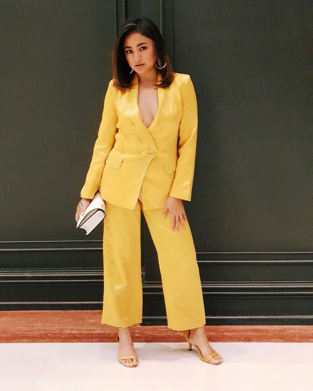 Sudah jadi ibu, 8 seleb ini tak segan pakai busana belahan dada rendah