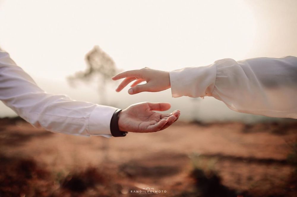 10 Potret prewedding Ega & Rafly D'Academy di alam terbuka, romantis