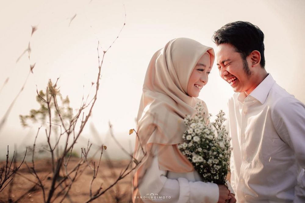 10 Potret prewedding Ega & Rafly D'Academy di alam terbuka, romantis
