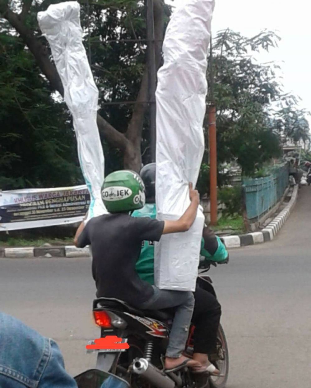 10 Barang bawaan penumpang ojek online ini bikin driver serba salah