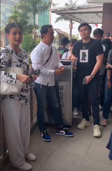 7 Momen Awkarin lakukan aksi pungut sampah sisa demo, tuai pujian