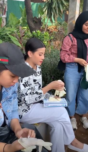 7 Momen Awkarin lakukan aksi pungut sampah sisa demo, tuai pujian