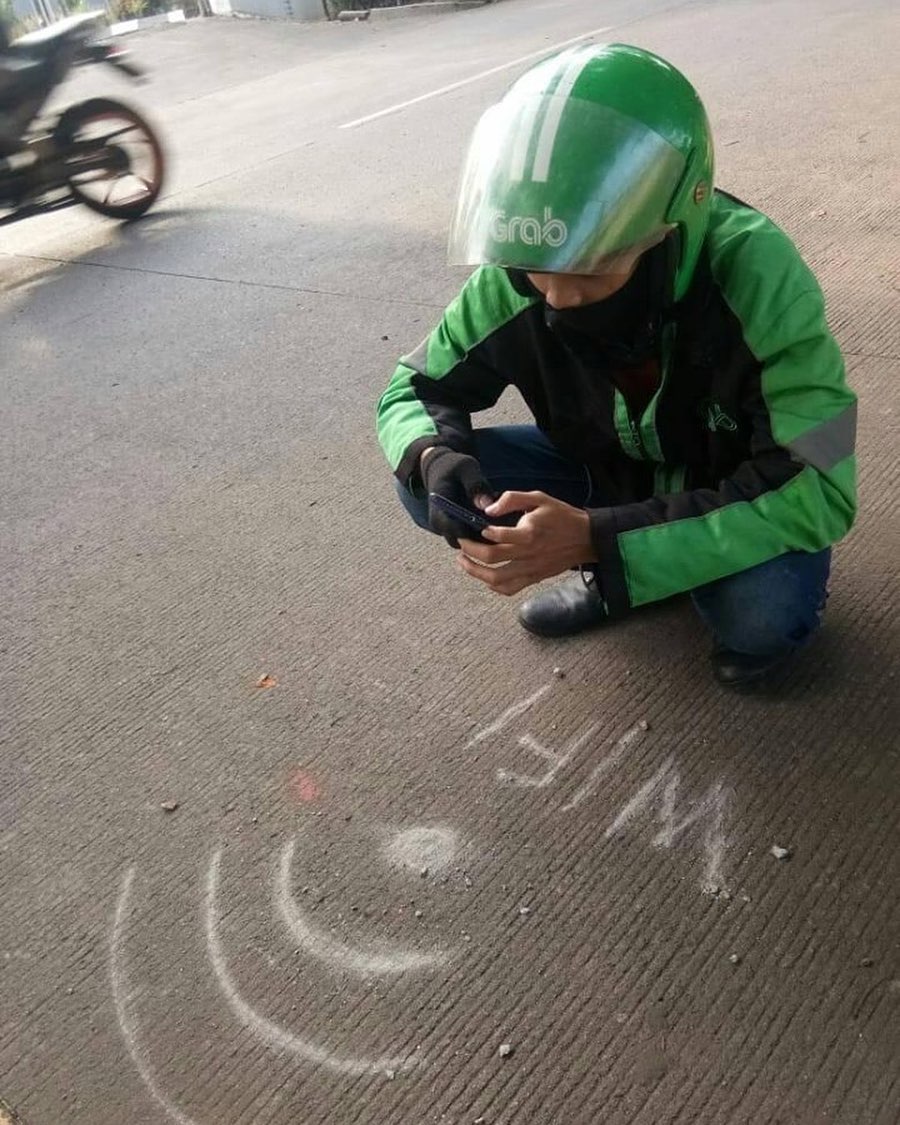 10 Potret lucu usaha driver ojek online nyari pelanggan, absurd