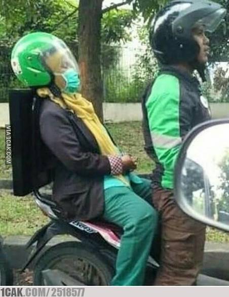 10 Tingkah santai driver ojek online berhenti di lampu merah