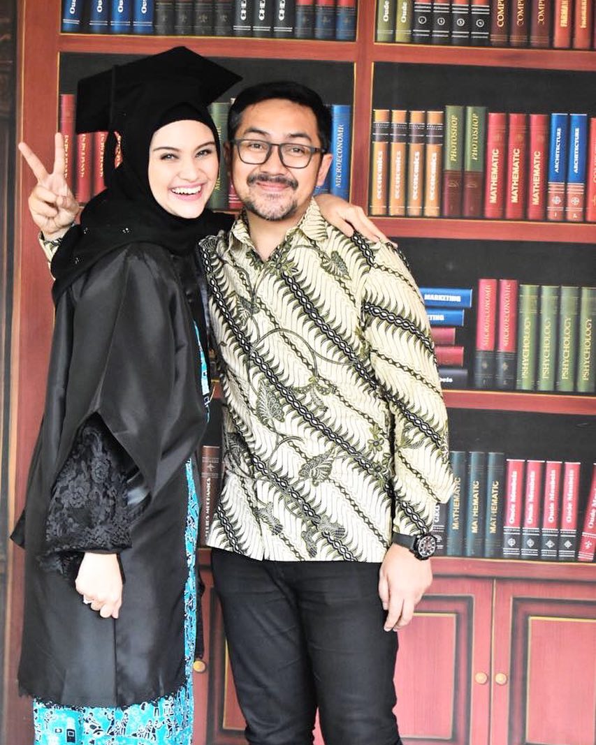 Sudah punya anak, 6 seleb ini lulus kuliah S2 predikat cumlaude