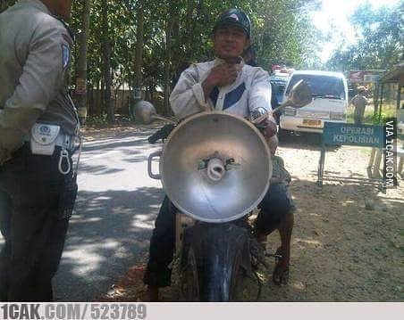 10 Alasan orang kena tilang ini absurdnya bikin geleng kepala