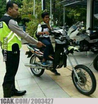 10 Alasan orang kena tilang ini absurdnya bikin geleng kepala