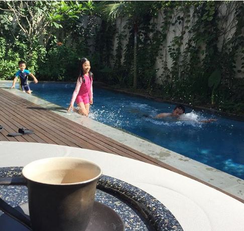 8 Potret rumah Taufik Hidayat, fasilitas olahraga lengkap banget