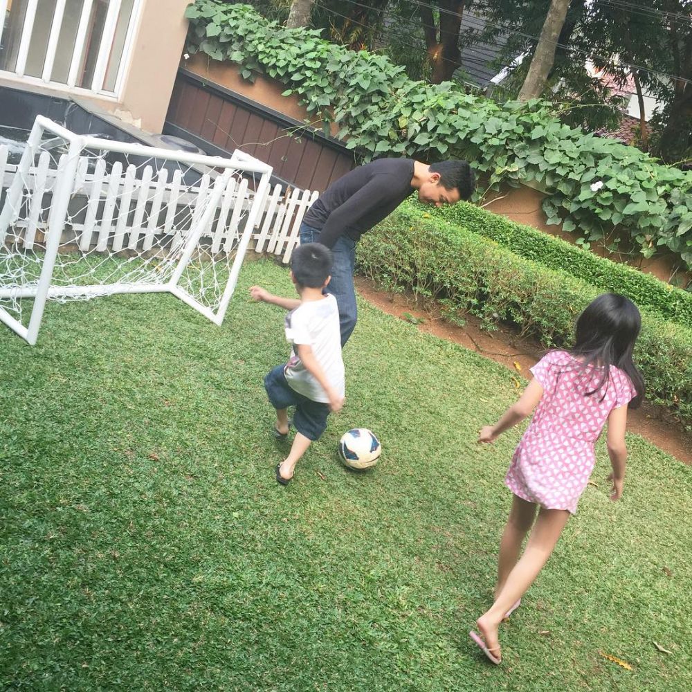 8 Potret rumah Taufik Hidayat, fasilitas olahraga lengkap banget